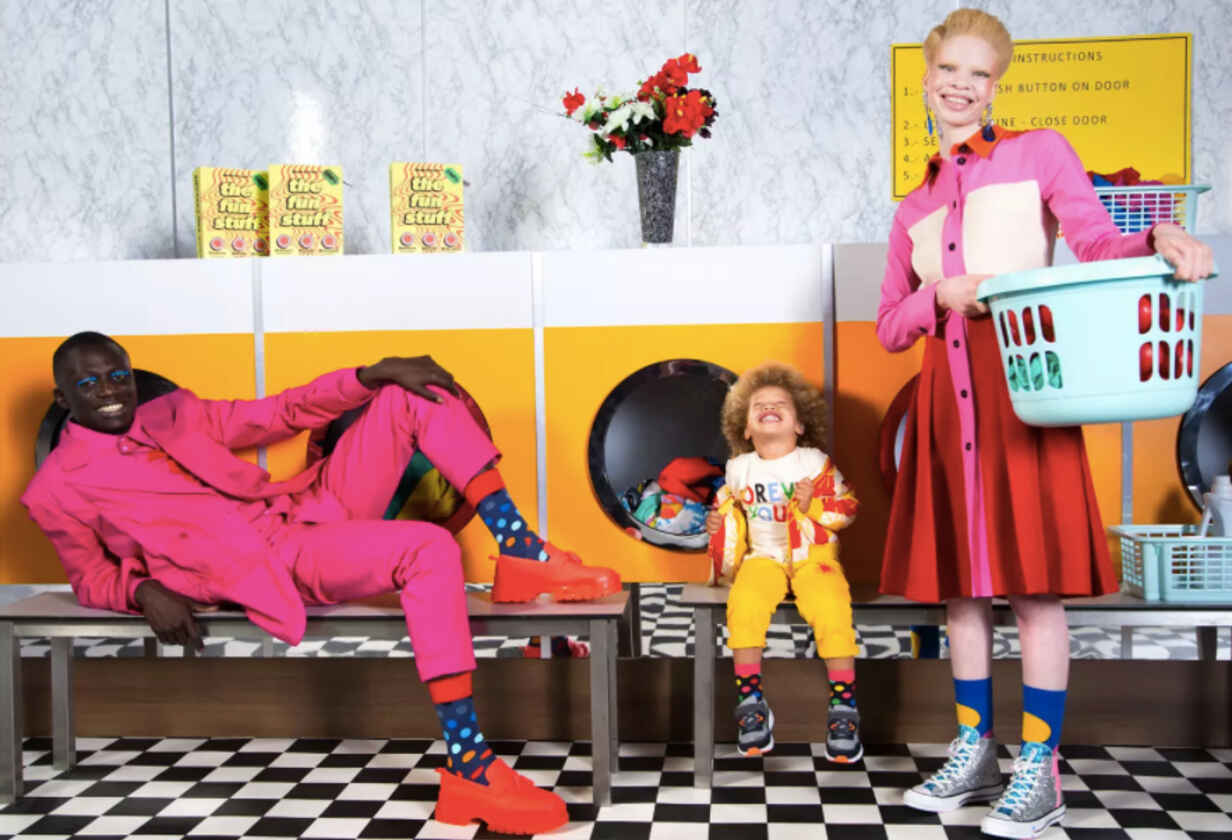 Γυναίνα, άνδρας και παιδί φοράνε χρωματιστά ρούχα και κάλτσες Happy Socks