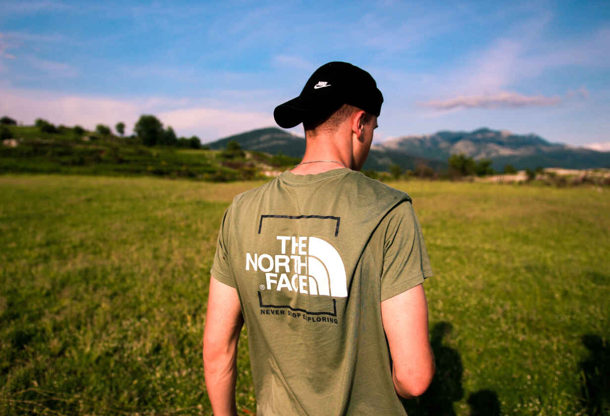 Άνδρας φοράει χακί μπλουζάκι με λογότυπο THE NORTH FACE