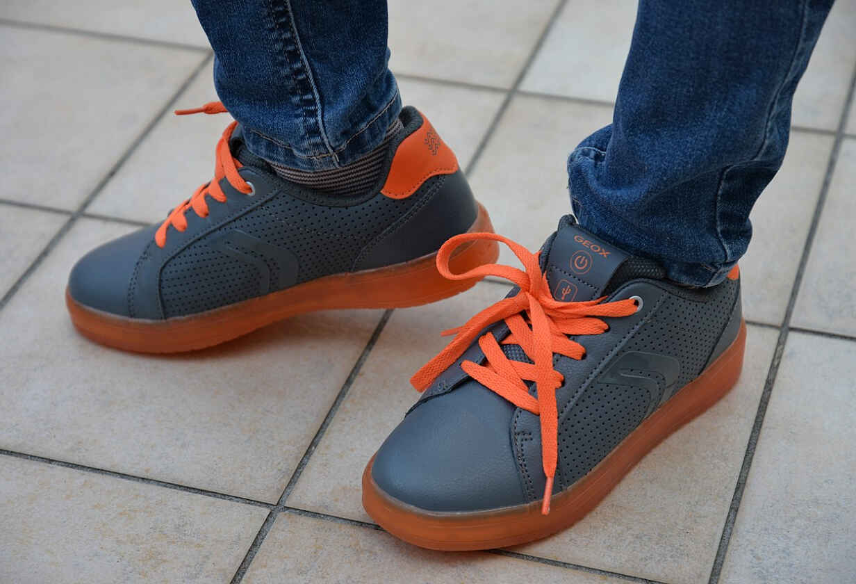 Μπλε παπούτσια με πορτοκαλί κορδόνια