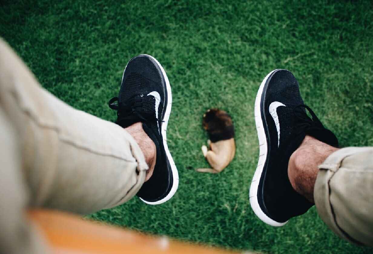 Άνδρας φοράει μαύρα αθλητικά παπούτσια Nike