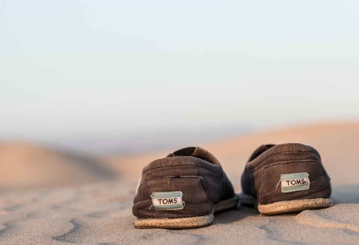 Ένα ζευγάρι παπούτσια TOMS στην παραλία