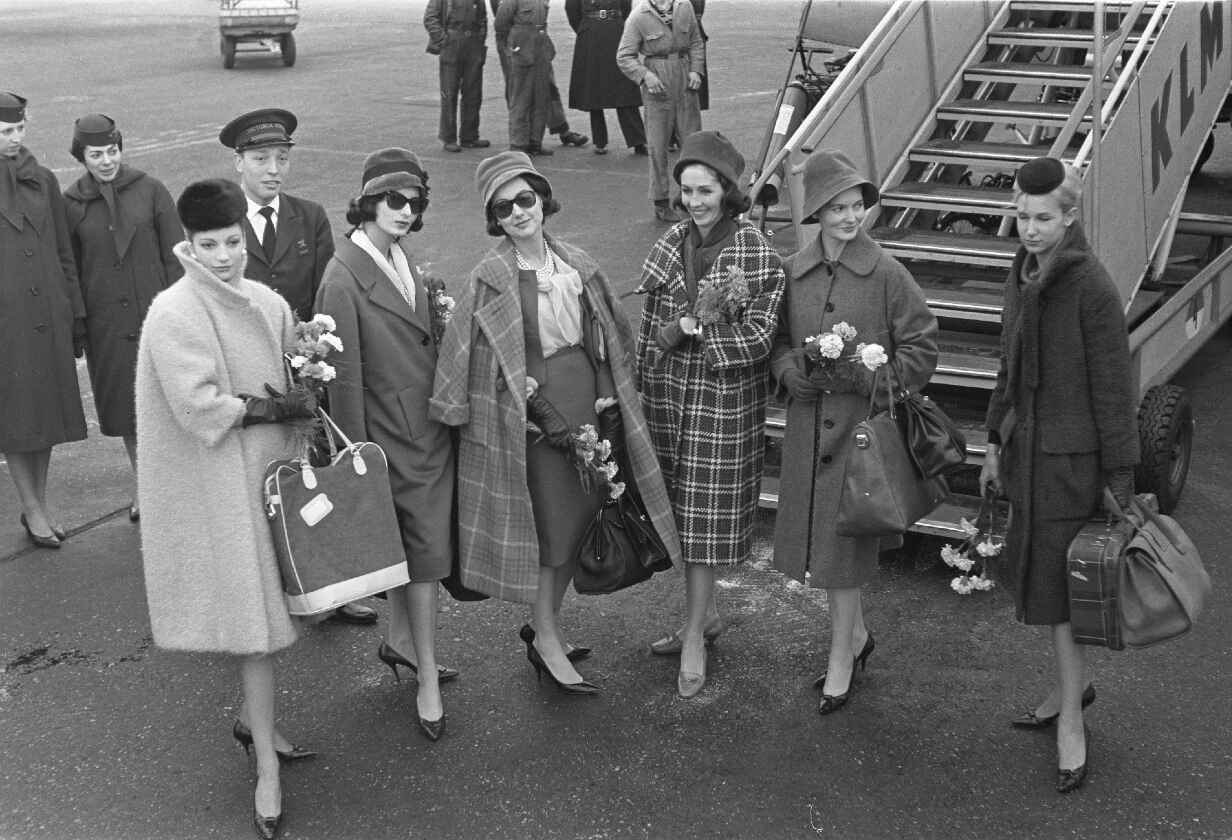 έξι γυναίκες που φορούν Pierre Cardin