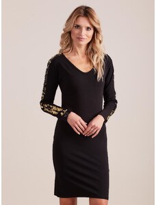 Fashionhunters Μαύρο εφαρμοστό φόρεμα με λαιμόκοψη V και πούλιες