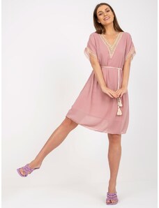Fashionhunters Σκονισμένο ροζ ελαφρύ φόρεμα ενός μεγέθους με λαιμόκοψη V