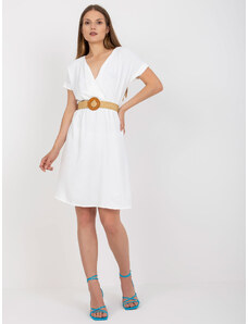Fashionhunters Casual λευκό φόρεμα με πλεκτό λουράκι RUE PARIS