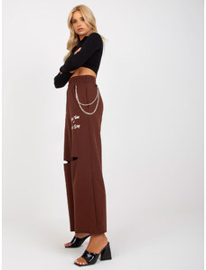 Fashionhunters Σκούρο καφέ φαρδύ παντελόνι με αλυσίδα