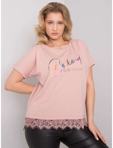 Fashionhunters Πουδρένια ροζ βαμβακερή μπλούζα μεγαλύτερου μεγέθους με δαντέλα