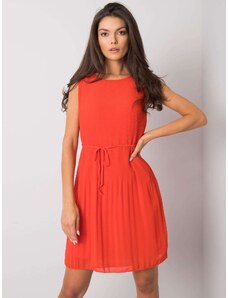 Fashionhunters Κόκκινο πλισέ φόρεμα με ζώνη