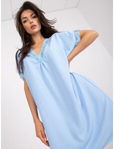 Fashionhunters Γαλάζιο oversize φόρεμα με δαντέλα