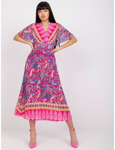 Fashionhunters Μονόχρωμο ροζ πλισέ φόρεμα με ανατολίτικο μοτίβο