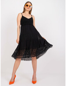 Fashionhunters Μαύρο ρέον φόρεμα σε κρεμάστρες με δαντέλα OCH BELLA