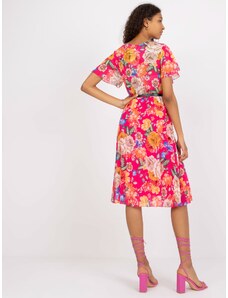 Fashionhunters Ροζ πλισέ φλοράλ φόρεμα με κοντά μανίκια