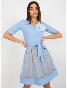 Fashionhunters Γαλάζιο ρέον φόρεμα κοκτέιλ με ζώνη