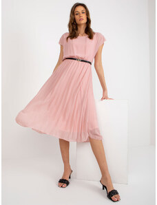 Fashionhunters Ανοιχτό ροζ πλισέ φόρεμα με μαύρη ζώνη