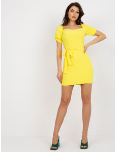 Fashionhunters Κίτρινο μίνι φόρεμα κοκτέιλ με ζώνη