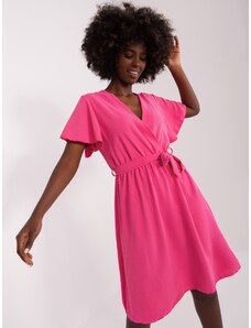 Fashionhunters Σκούρο ροζ ρέον φόρεμα με ζώνη