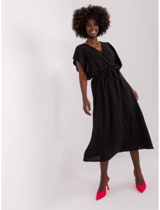 Fashionhunters Μαύρο μίντι φόρεμα με ζώνη για δέσιμο