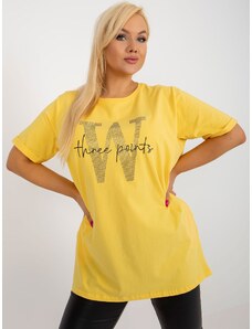 Fashionhunters Κίτρινη μακριά μπλούζα plus size με επιγραφή