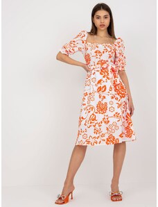 Fashionhunters Μίντι φόρεμα με λευκό και πορτοκαλί μοτίβο