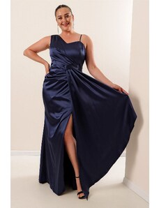 By Saygı από saygı navy blue plus size μακρύ σατέν φόρεμα με μία πλαϊνή κλωστή.