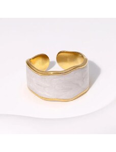charmy.gr Ατσάλινο δαχτυλίδι με άσπρο σμάλτο χρώμα χρυσό ρυθμιζόμενο (R1333)