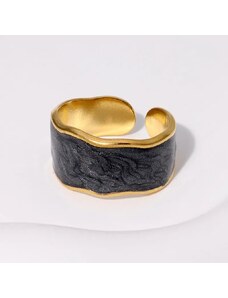 charmy.gr Ατσάλινο δαχτυλίδι με μαύρο σμάλτο χρώμα χρυσό ρυθμιζόμενο (R1332)