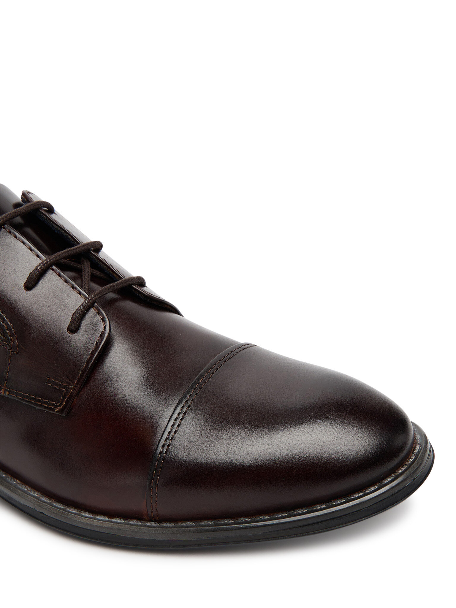 Κλειστά παπούτσια Bugatti