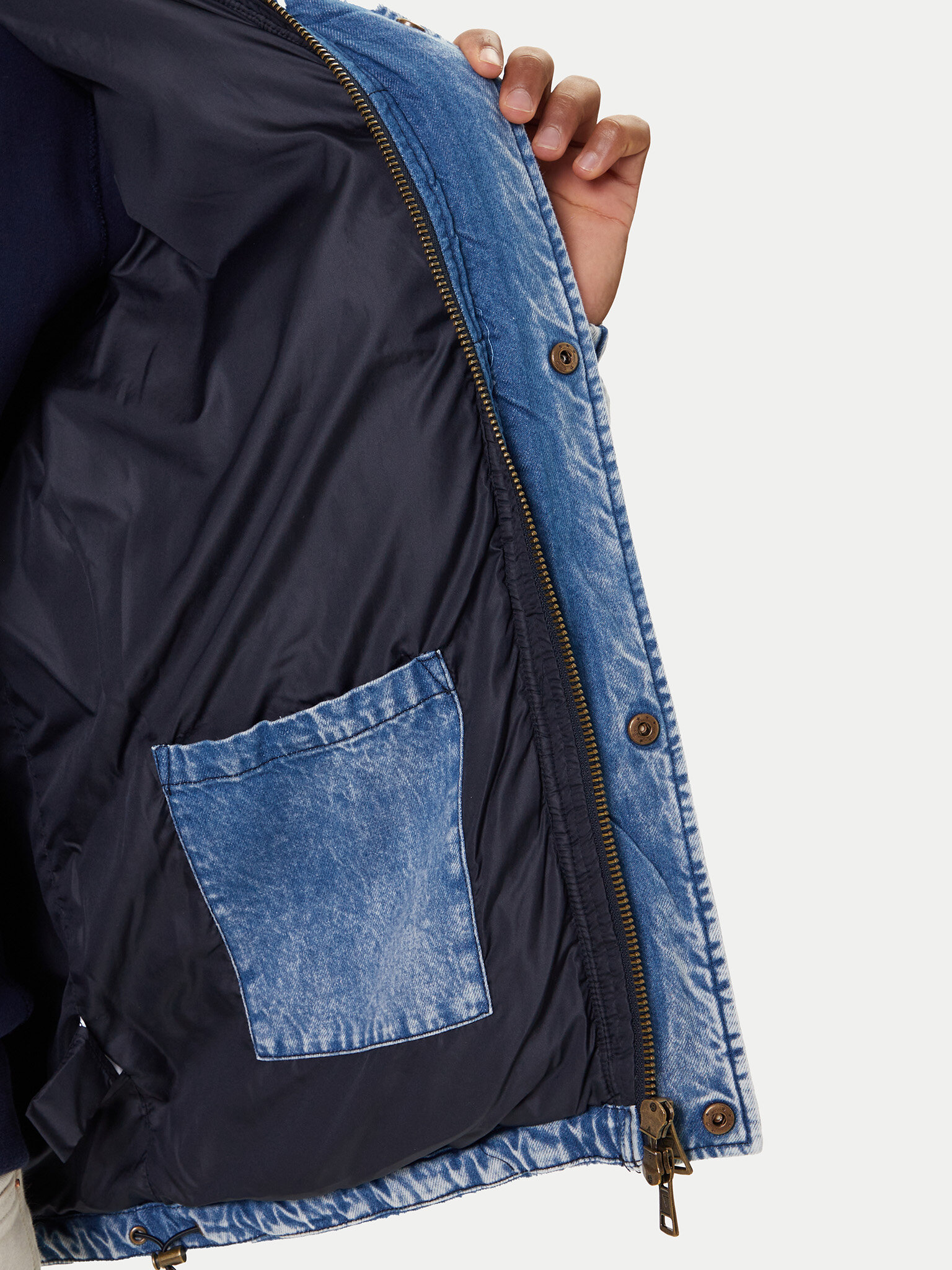 Μπουφάν χειμωνιάτικο Guess Jeans