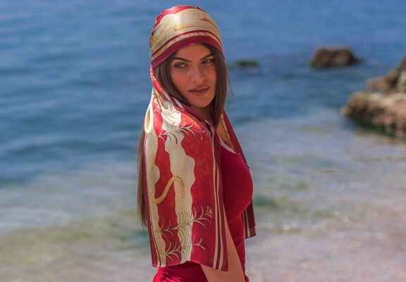 Μοντέλο φοράει κόκκινο φουλάρι Ancient Greek Scarves στο κεφάλι