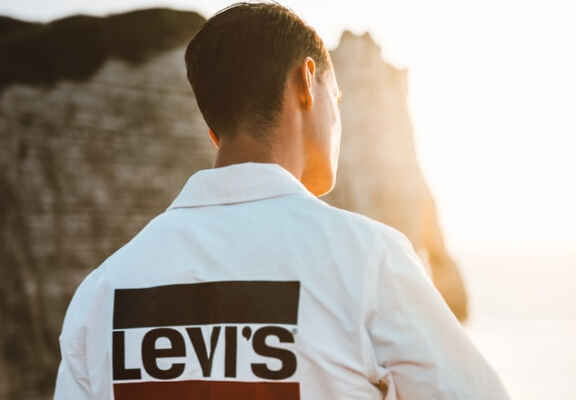 Άνδρας φοράει τζιν μπουφάν με στάμπα Levi's
