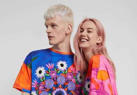 Άνδρας και γυναίκα φοράνε πολύχρωμα μπλουζάκια Desigual