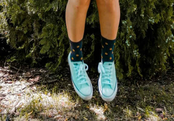 Χρωματιστές κάλτσες Happy Socks και μπλε παπούτσια
