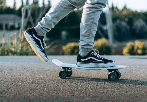 Μαύρα Vans Old Skool πάνω σε skateboard