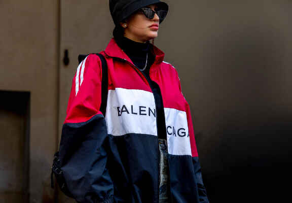 Γυναίκα φοράει χρωματιστό μπουφάν Balenciaga