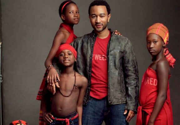 Ο John Legend με 3 παιδάκια για την εκστρατεία Product RED