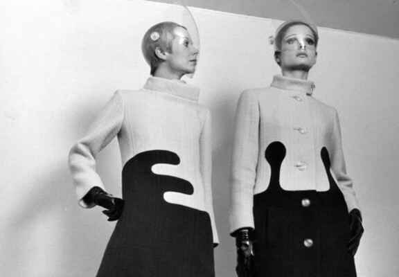 δύο γυναίκες φορούν φορέματα εμπνευσμένα από το διάστημα
