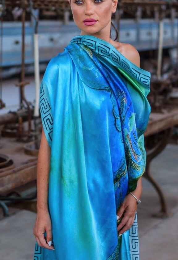 Γυναίκα φοράει μπλε μεταξωτή εσάρπα Ancient Greek Scarves