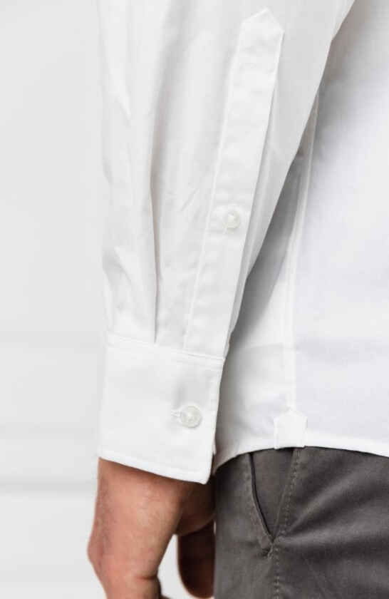 Λεπτομέρεια από λευκό πουκάμισο Michael Kors
