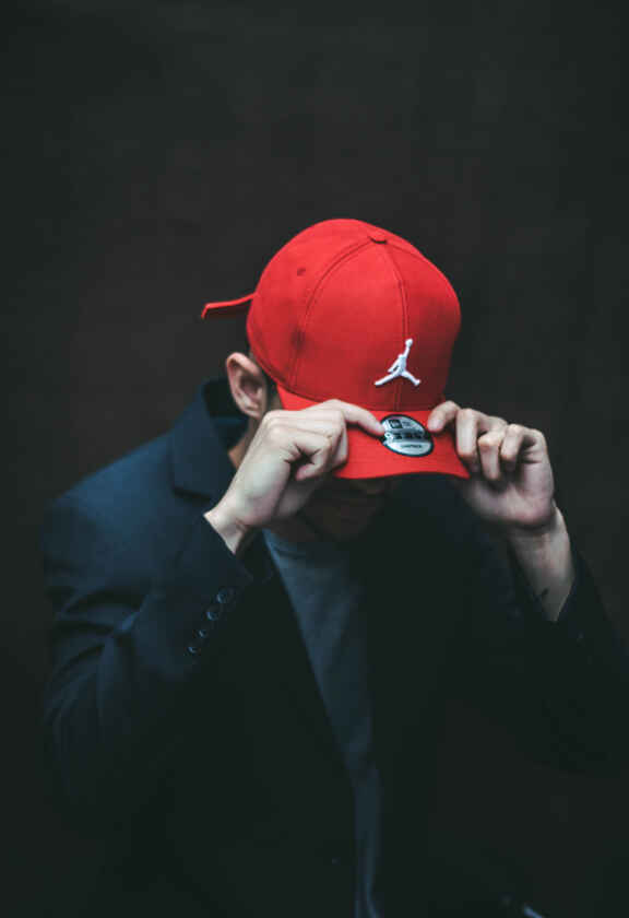 Άνδρας φοράει κόκκινο καπέλο Jordan