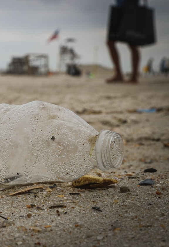 Πλαστικό μπουκάλι σε παραλία