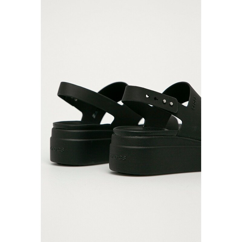 Σανδάλια Crocs Crocs Brooklyn Low Wedge W Brooklyn Low Wedge χρώμα: μαύρο 206453 206453