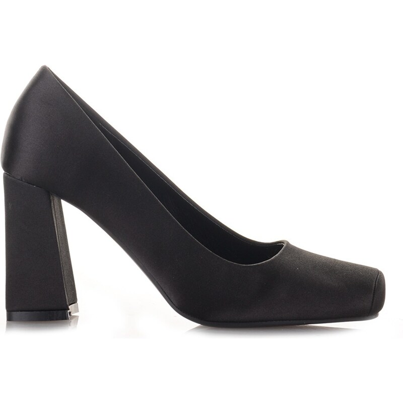 Famous Shoes Σατέν γυναικείες γόβες σε μαύρο χρώμα Famous