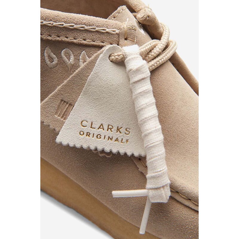 Σουέτ κλειστά παπούτσια Clarks Clarks Originals Wallabee Boot Sand 26171993 χρώμα: μπεζ 26171993 F326171993