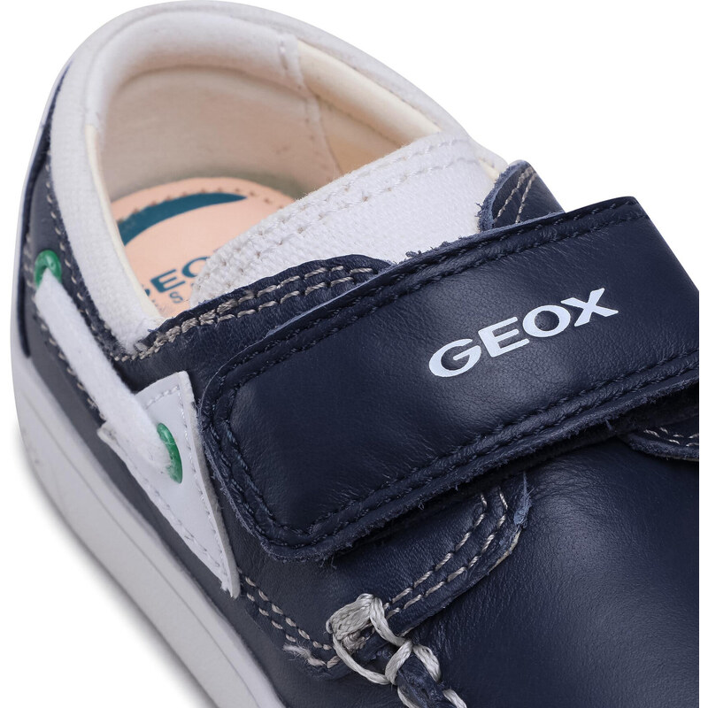 Κλειστά παπούτσια Geox