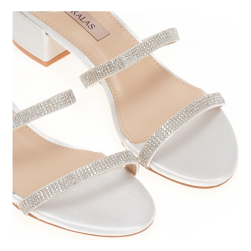 TSOUKALAS Πέδιλα λευκά σατέν με λουράκια από στρας GLAMI.gr