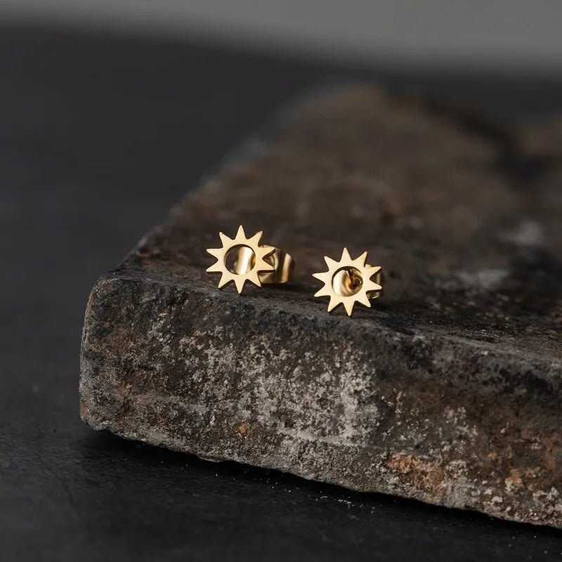 charmy.gr Ατσάλινα σκουλαρίκια καρφωτά χρυσά ήλιος (E1259)