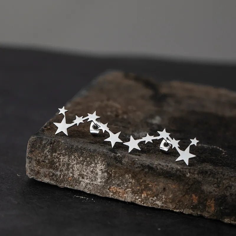 charmy.gr Ατσάλινα σκουλαρίκια καρφωτά σύμπλεγμα αστέρων χρώμα ασημί (E1265)