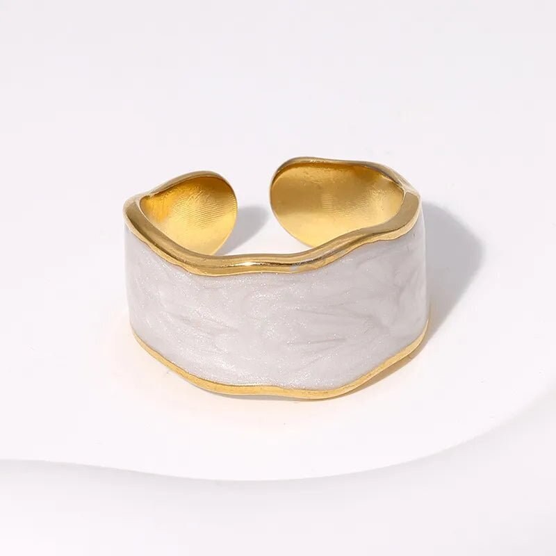 charmy.gr Ατσάλινο δαχτυλίδι με άσπρο σμάλτο χρώμα χρυσό ρυθμιζόμενο (R1333)