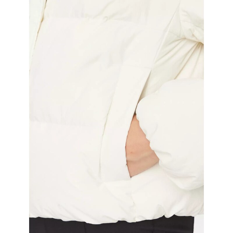 Calvin Klein - Κοντό Γυναικείο Puffer Μπουφάν για Χειμώνα Down Soft Touch Label J20J222235-YBI Λευκό