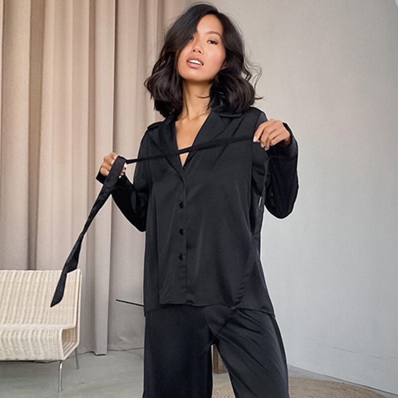 La Lolita Amsterdam ROMINA Σατέν υφής σετ πιτζάμες με πουκαμίσα με δέσιμο στα μανίκια & παντελόνα με ανοίγματα στο πλάι